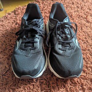 Saucony Hurricane 24 Running Shoe Mens 9 B&W